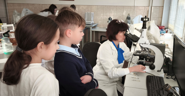 Школьники посетили научную лабораторию Красноярского филиала ГНЦ РФ ФГБНУ «ВНИРО»